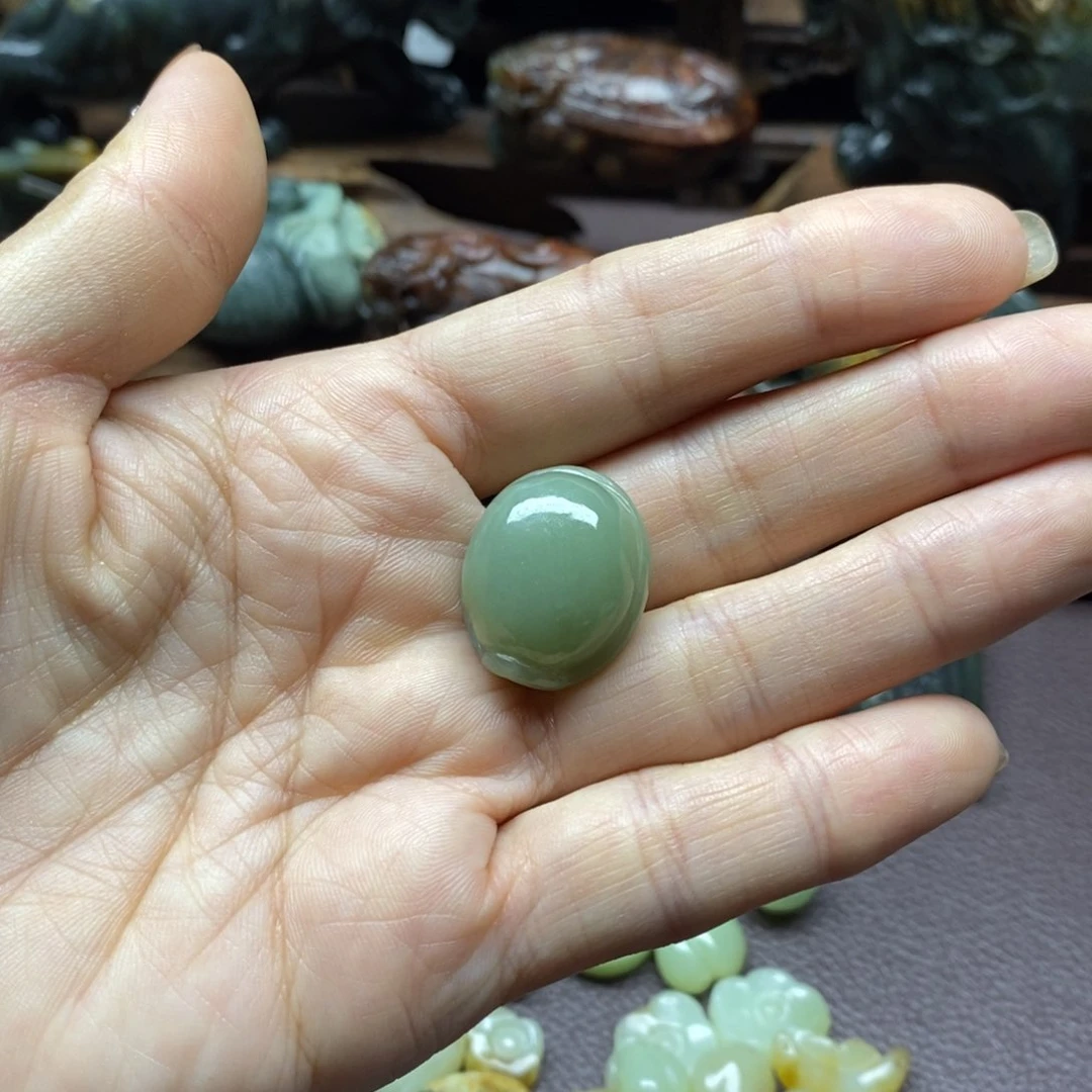 未镶嵌岫岩河磨玉（透闪石质玉）把件