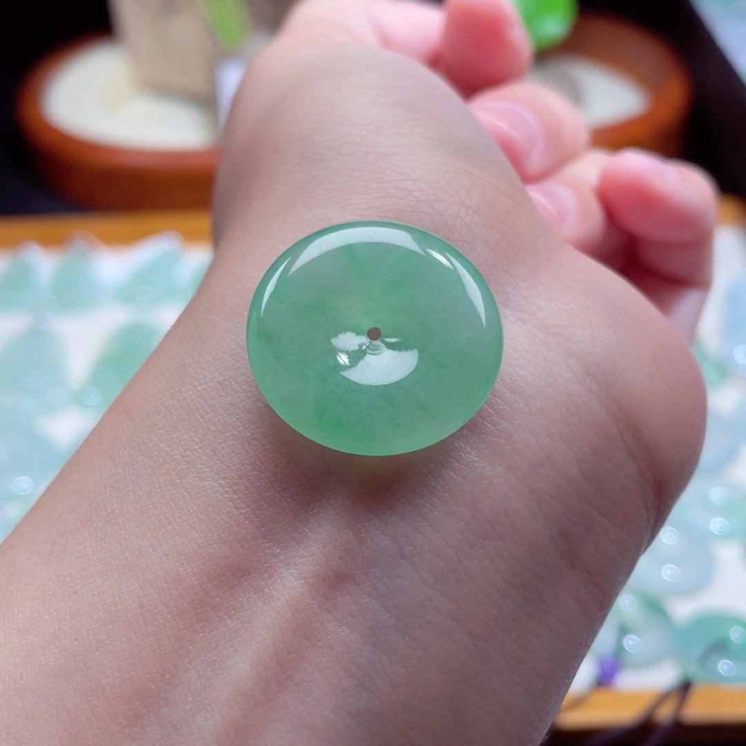 翡翠颈饰未镶嵌扣子