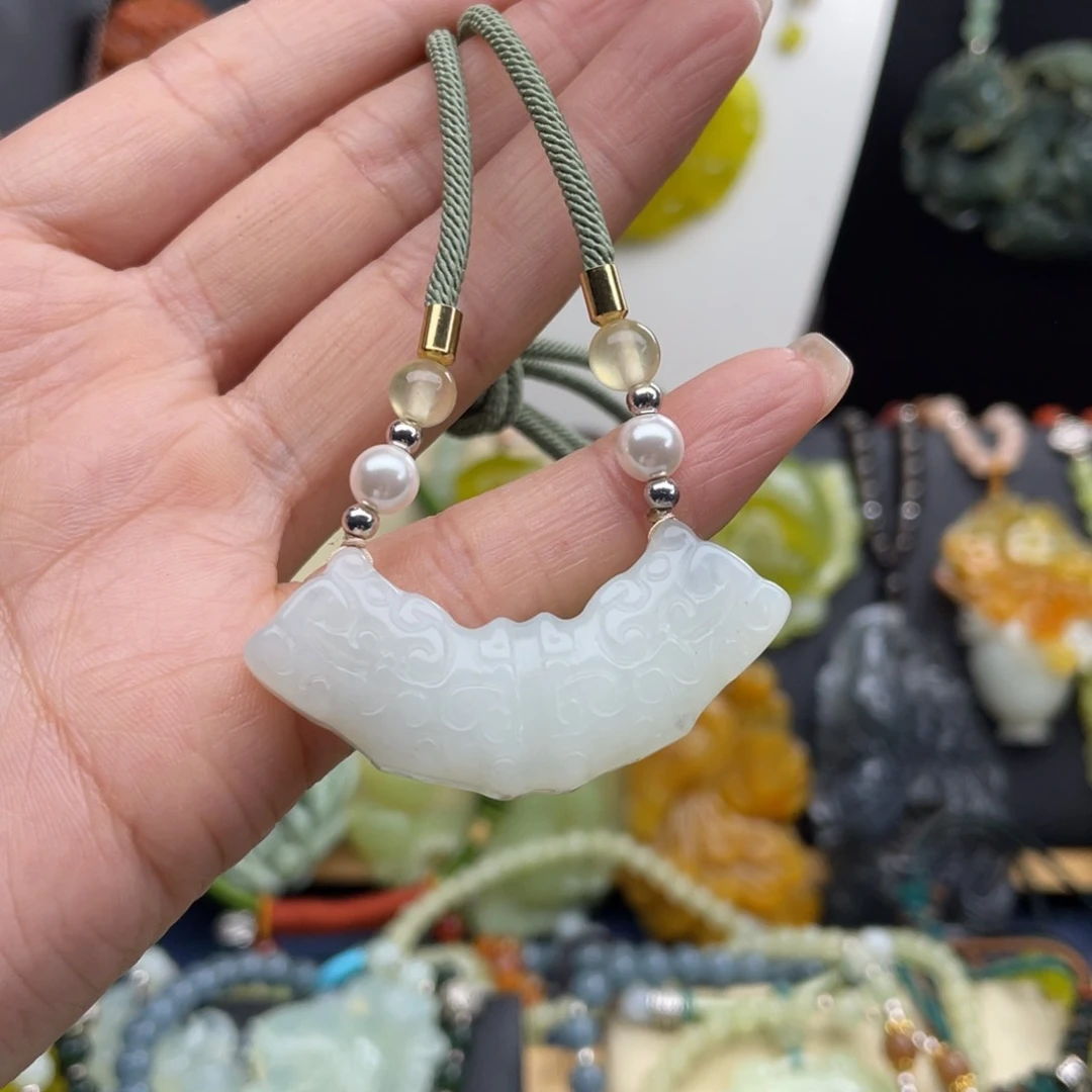 蛇纹石玉未镶嵌颈饰