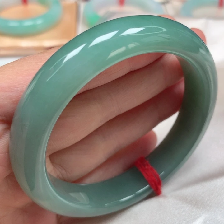 翡翠手镯未镶嵌湖水蓝绿