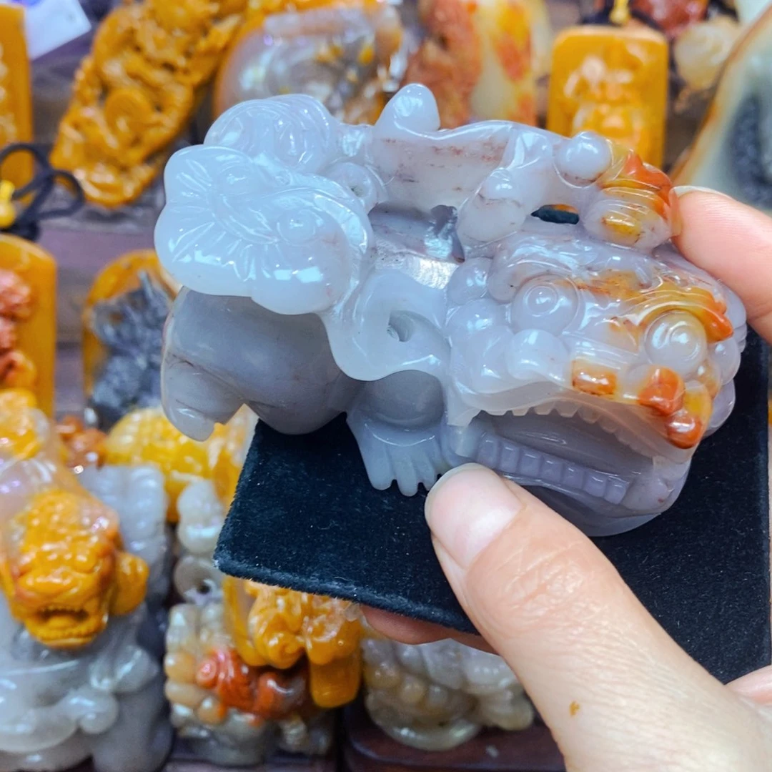 未镶嵌石英质玉（黄龙玉）颈饰