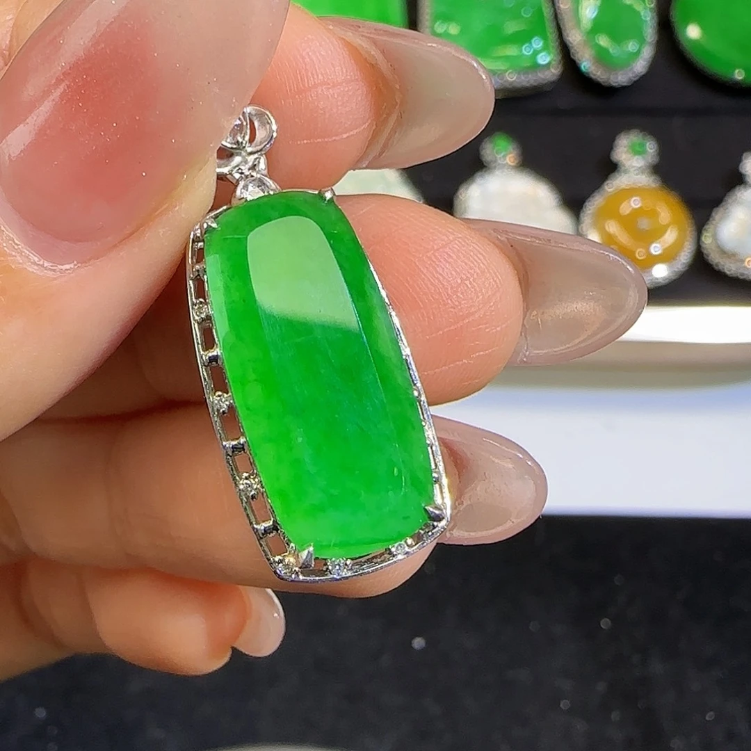 翡翠颈饰18K金镶嵌。