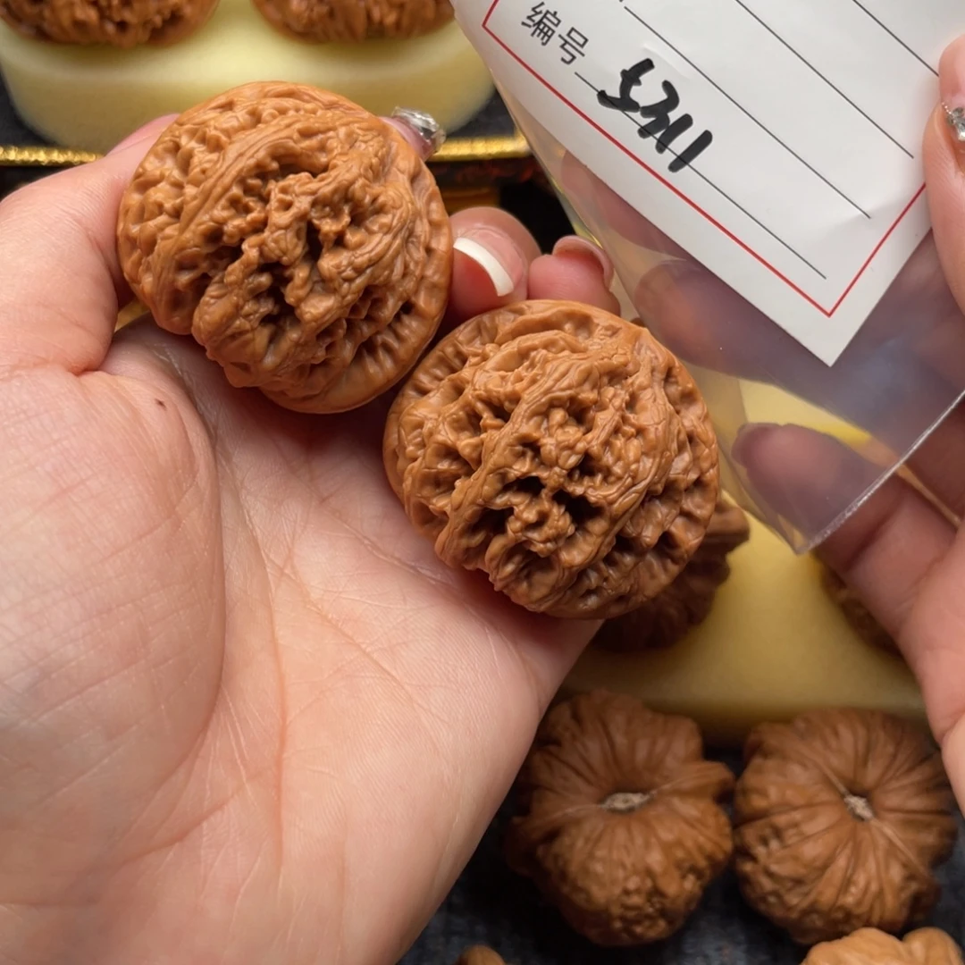 文玩核桃吊坠5311号42粗筋