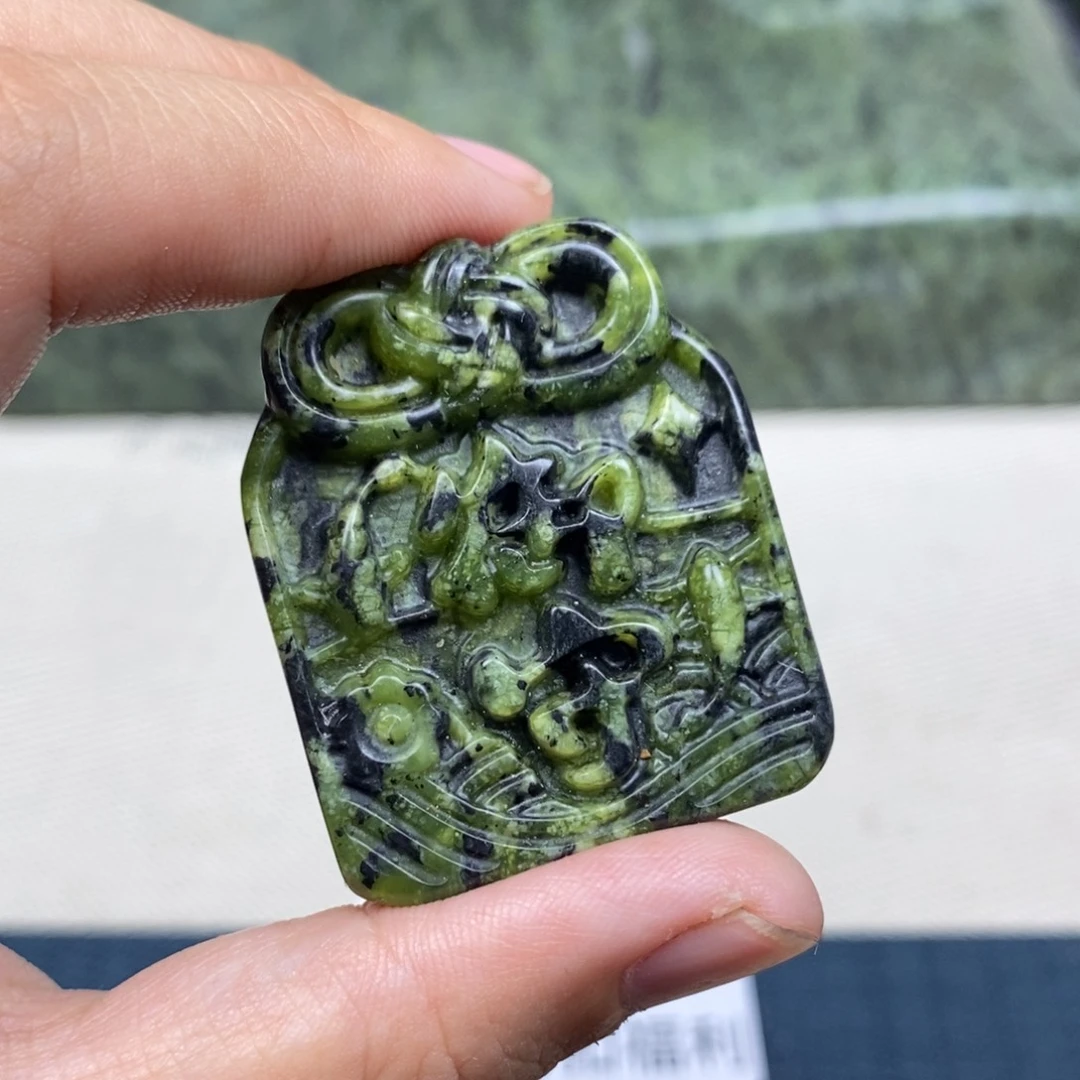 蛇纹石玉未镶嵌颈饰精品，背面微包容