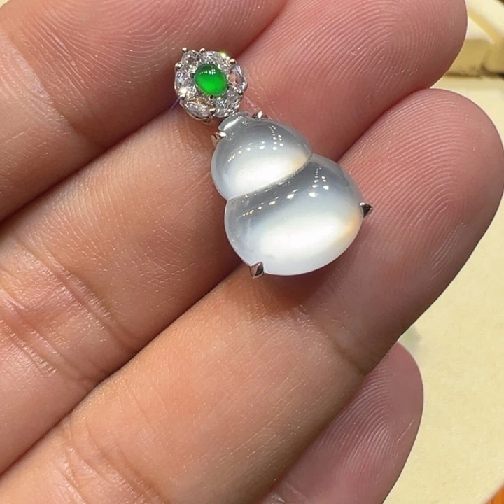 翡翠18K金镶嵌颈饰葫芦