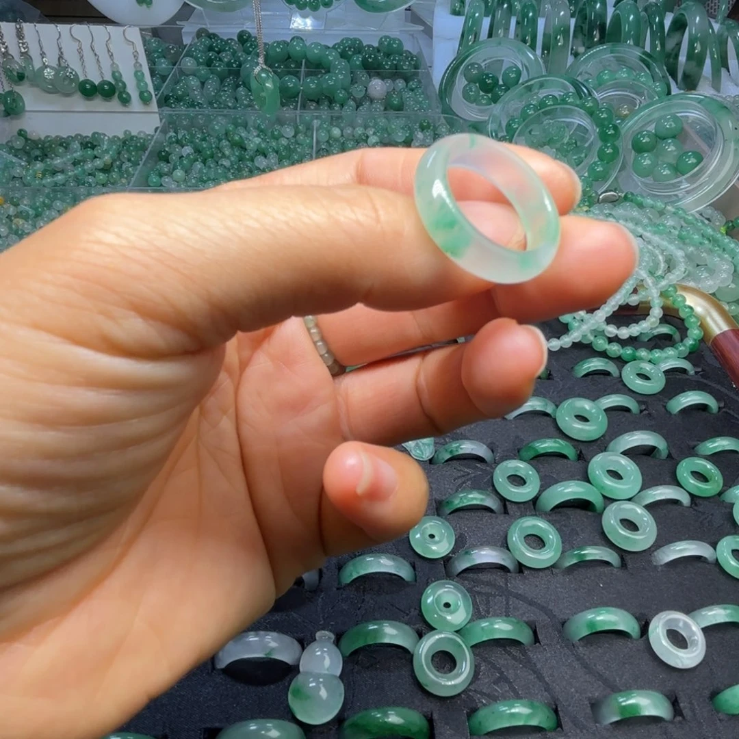 石英质玉（非洲翠）未镶嵌散珠飘花戒指