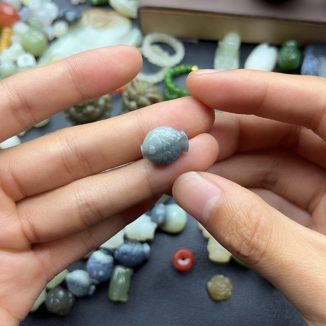 芮***西和田玉未镶嵌颈饰