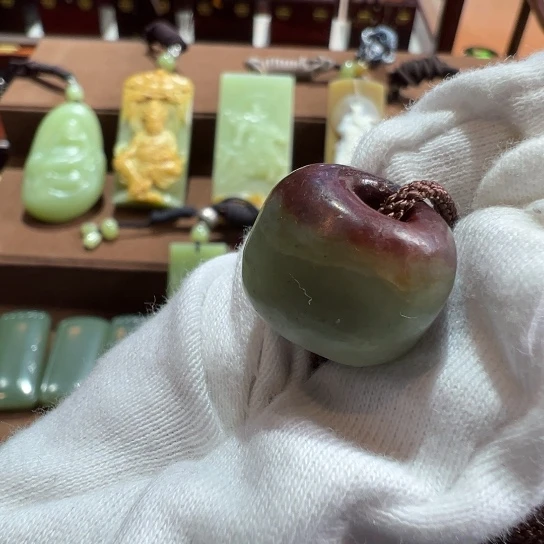 炫***火岫岩河磨玉（透闪石质玉）未镶嵌手链