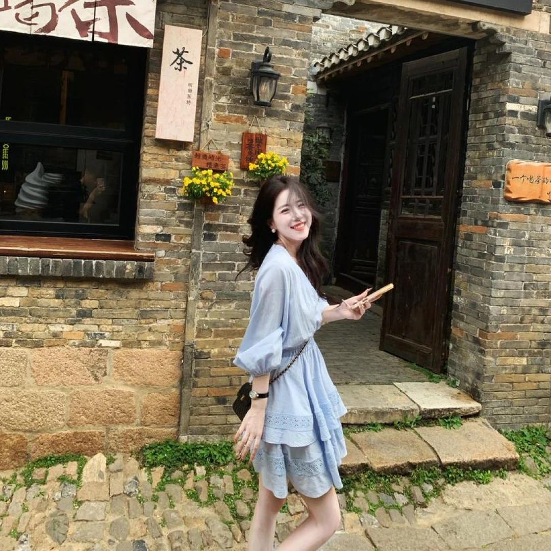 浅蓝色修身甜美风连衣裙2025夏季法式V领收腰蕾丝钩花蛋糕短裙女