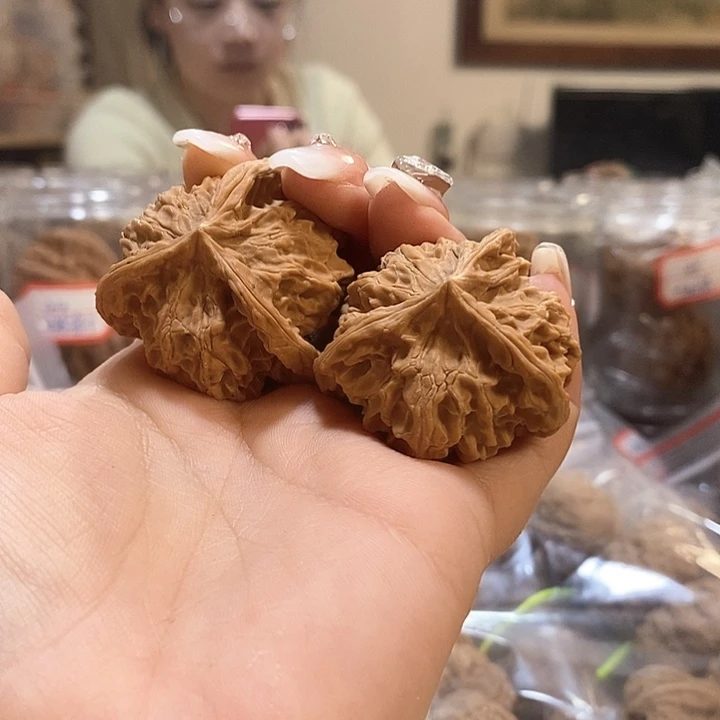 文玩核桃吊坠祥盘山三棱有水尖