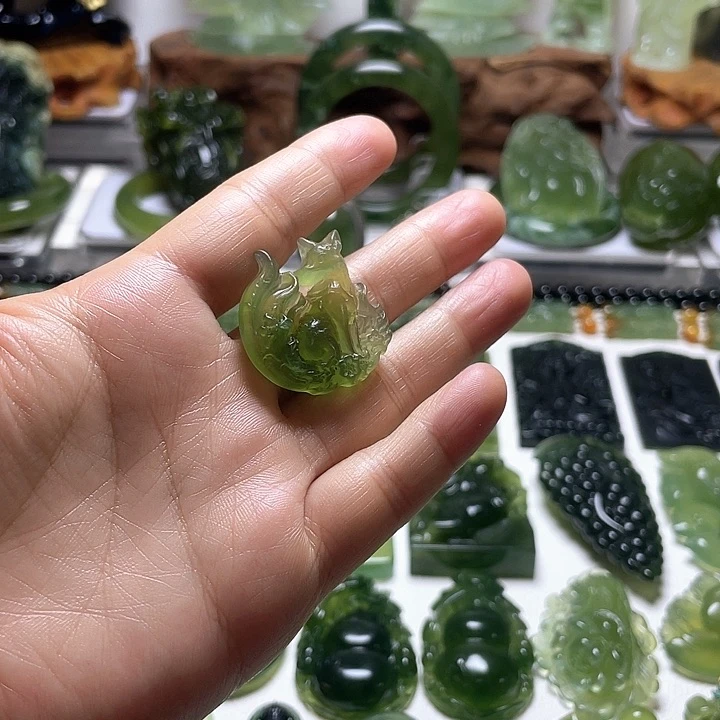 蛇纹石玉未镶嵌颈饰