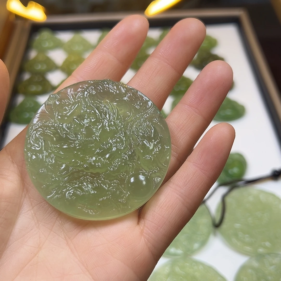 小***士蛇纹石玉未镶嵌颈饰