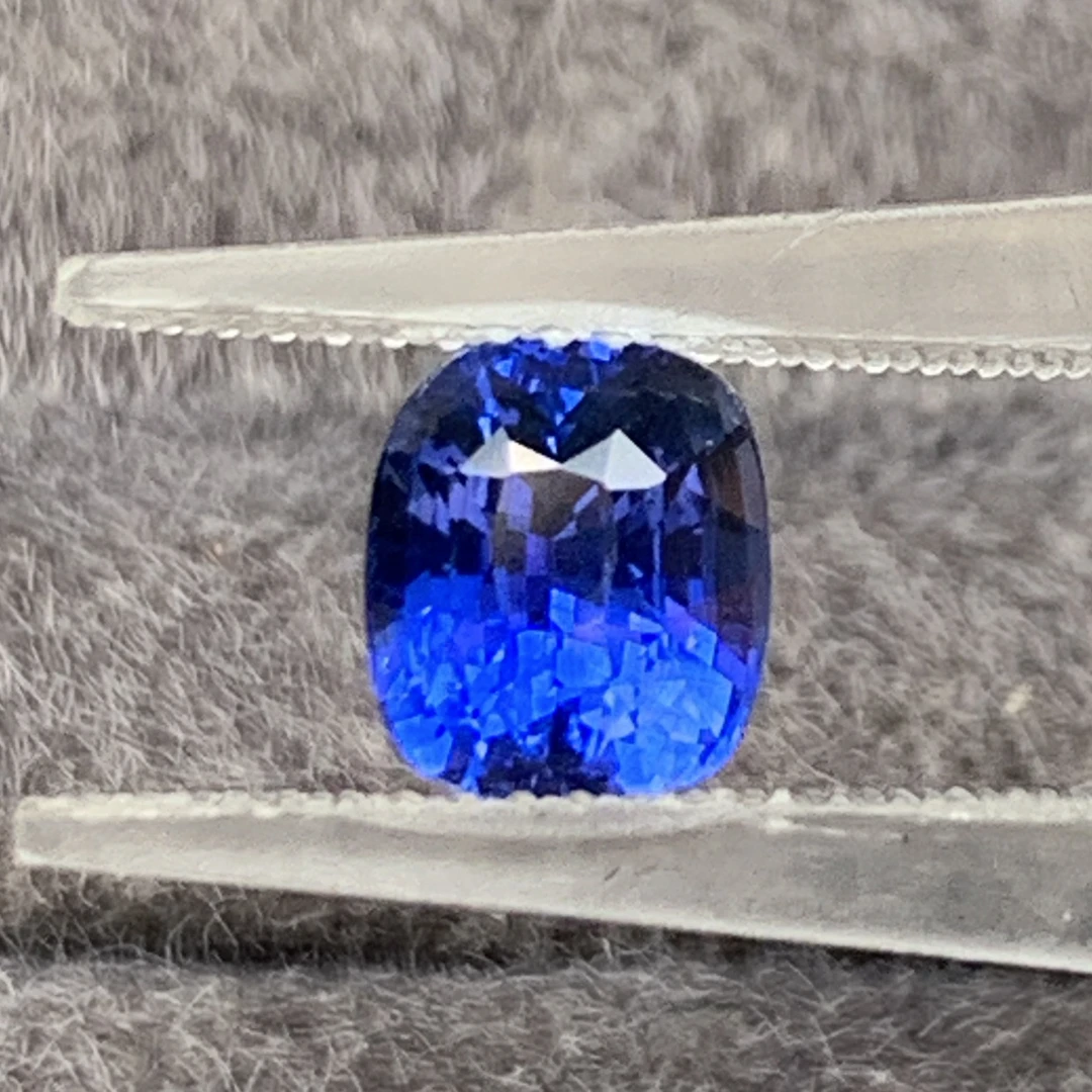 天然无烧皇家蓝色蓝宝石2.03克拉干净体吉尔德国际证书