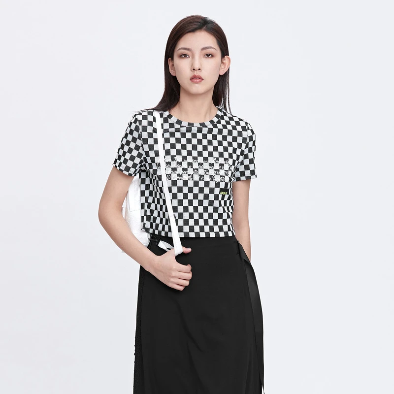 sdeer圣迪奥女装个性圆领格纹字母修身短款T恤S22280174