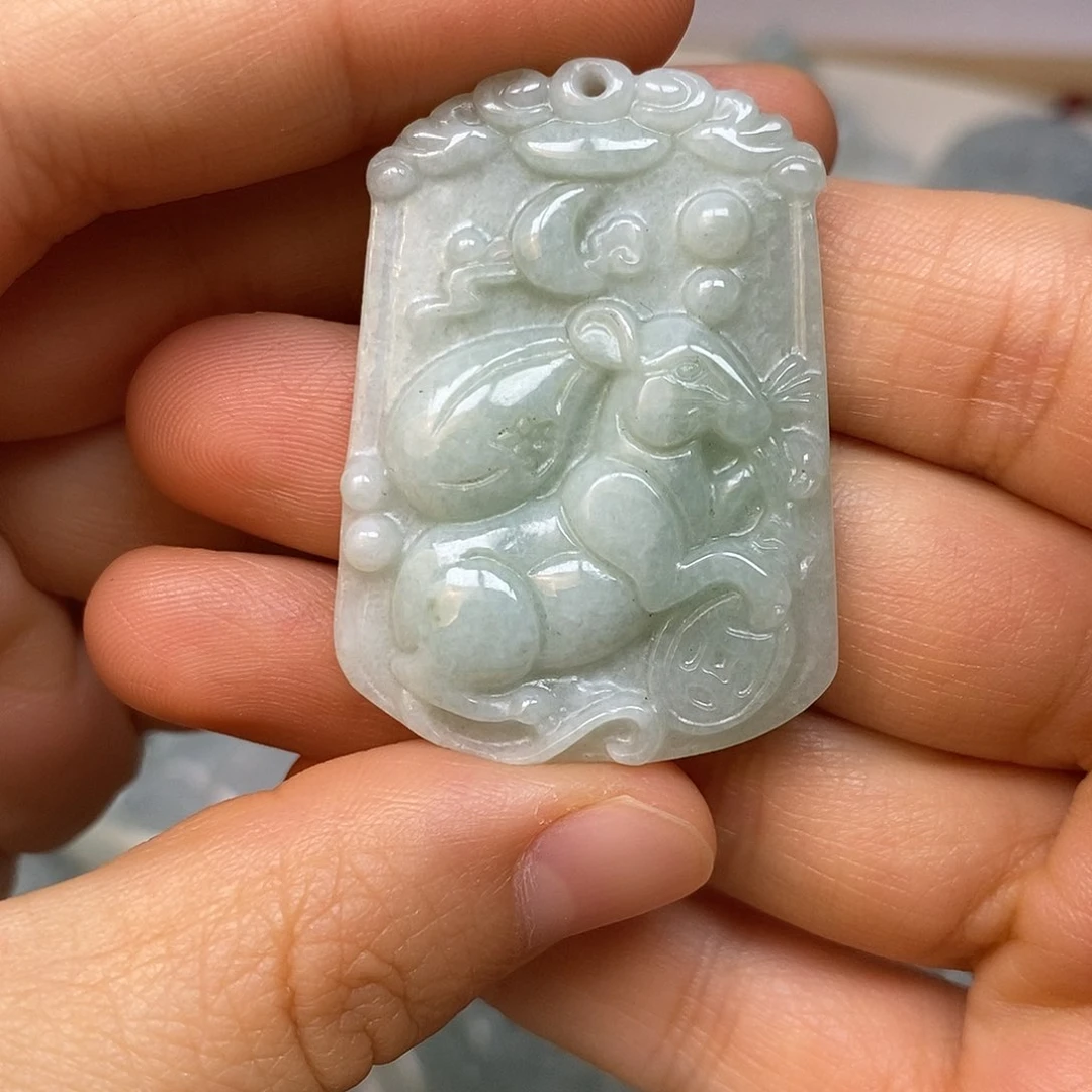 翡翠未镶嵌颈饰鼠