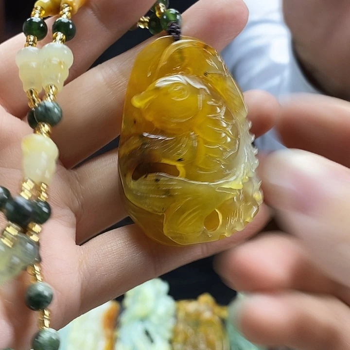蛇纹石玉未镶嵌颈饰