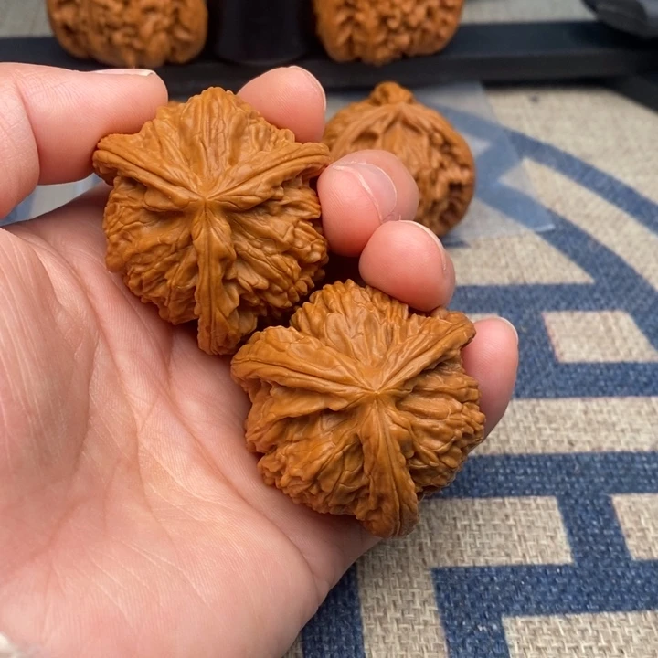 吊坠文玩核桃山*间三棱