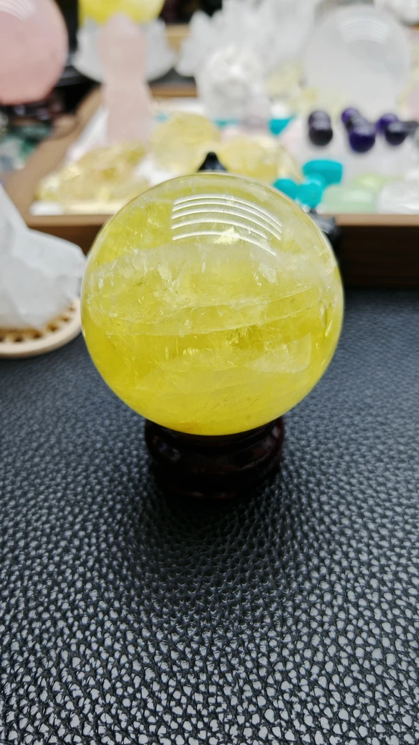 单个天然黄水晶的水晶球