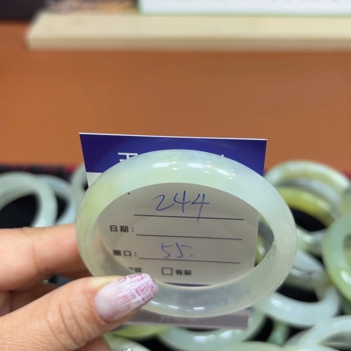 未镶嵌岫玉手镯天然