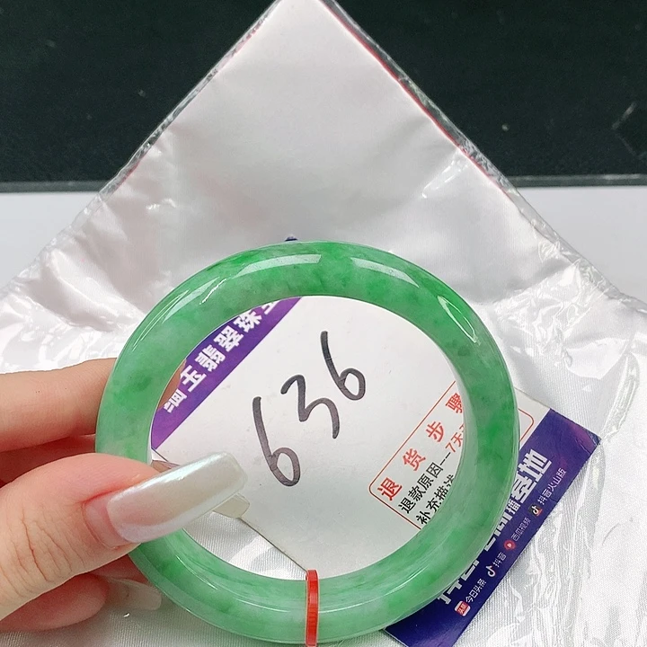 翡翠手镯未镶嵌翡翠手镯
