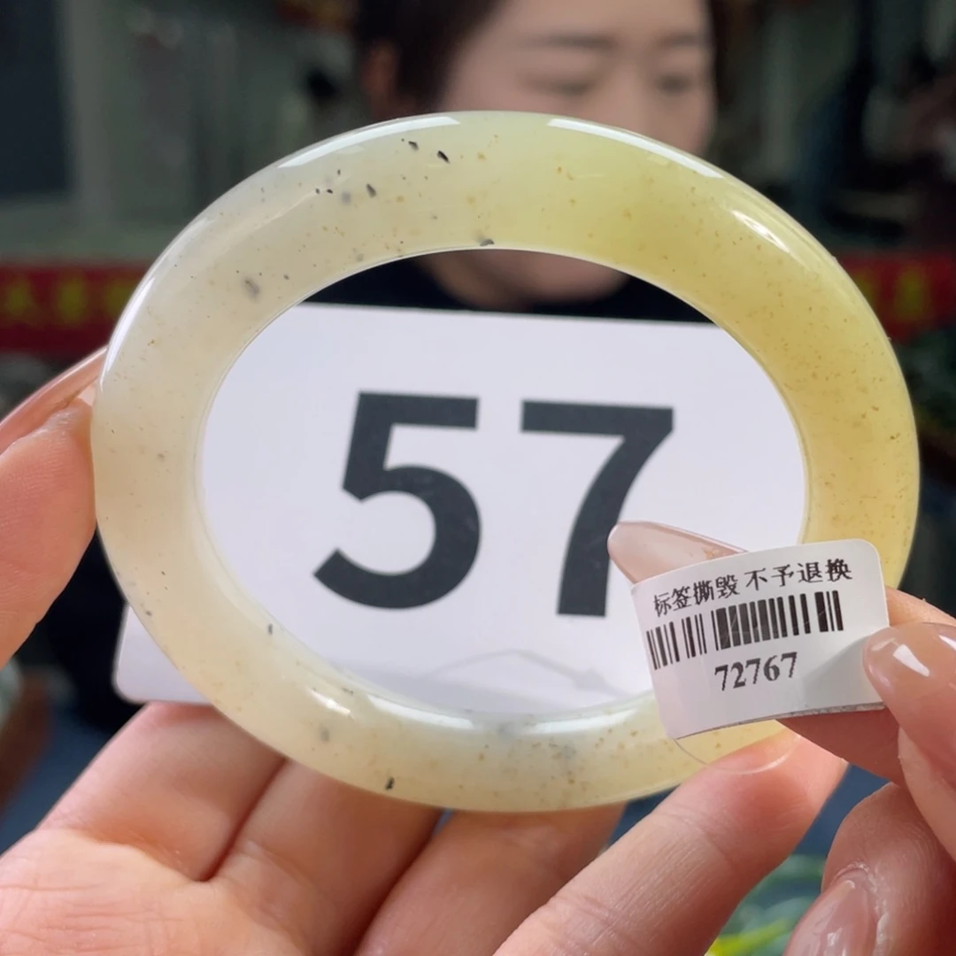 和田玉手镯未镶嵌言****人