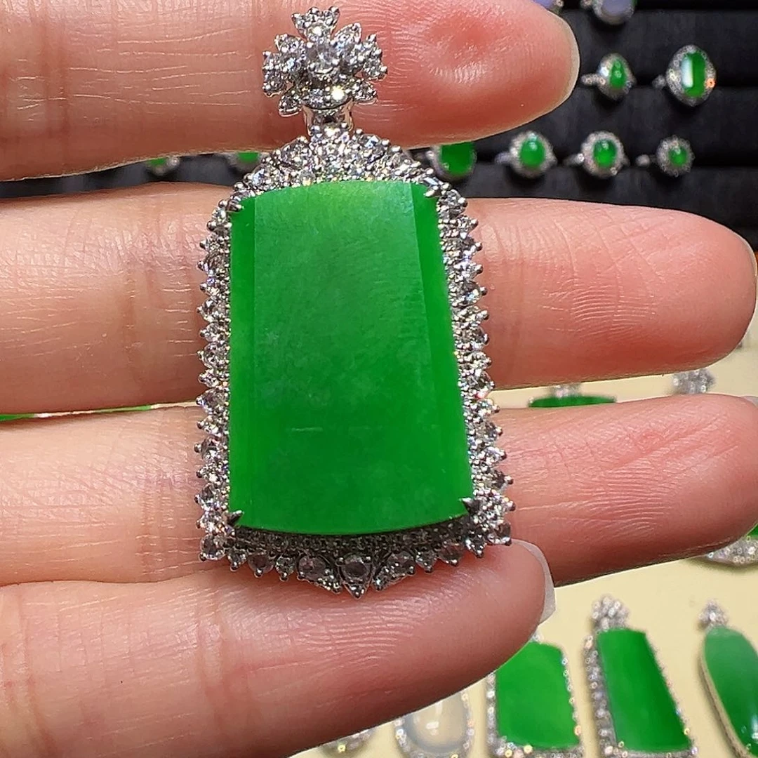 翡翠颈饰18K金镶嵌吊坠