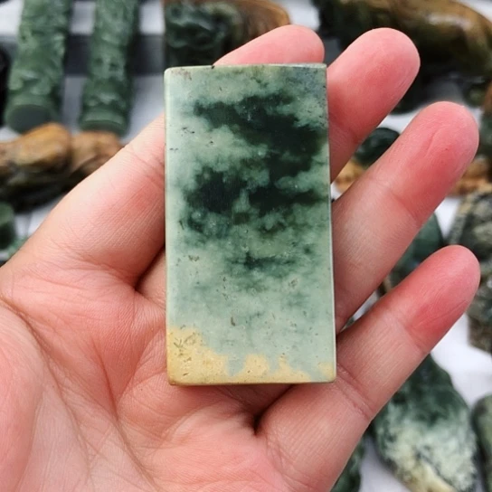 未镶嵌岫岩河磨玉（透闪石质玉）挂件