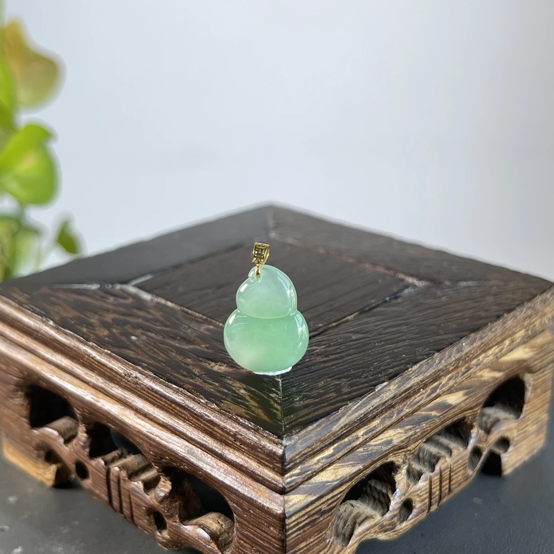 JCW27-44  天然缅甸A货翡翠  18K金扣葫芦