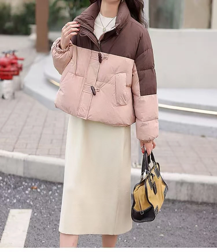 Q4595 拼接款短款羽绒服 牛角扣设计 日常穿搭显温柔