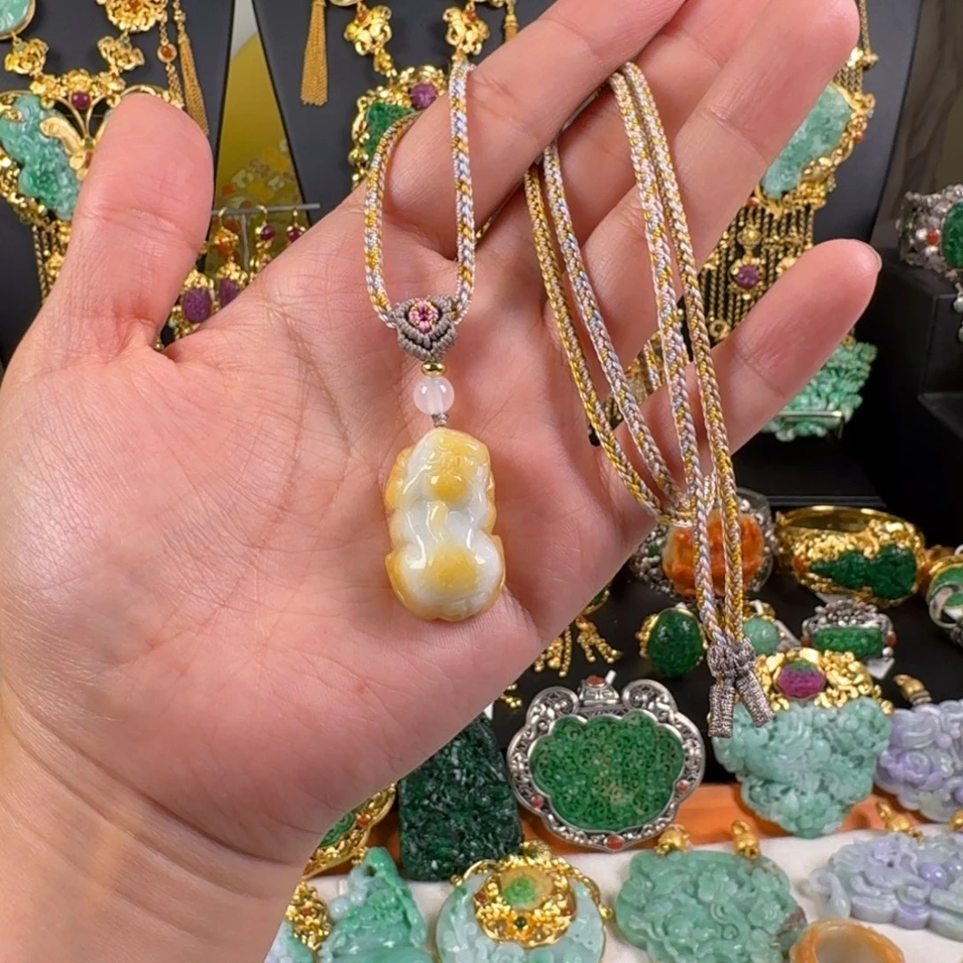 翡翠未镶嵌颈饰亏清