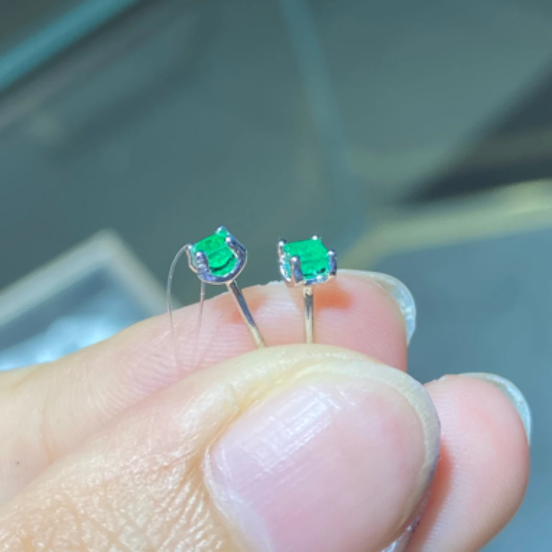 18K金祖母绿耳钉时尚简约个性 约0.20ct 00139723
