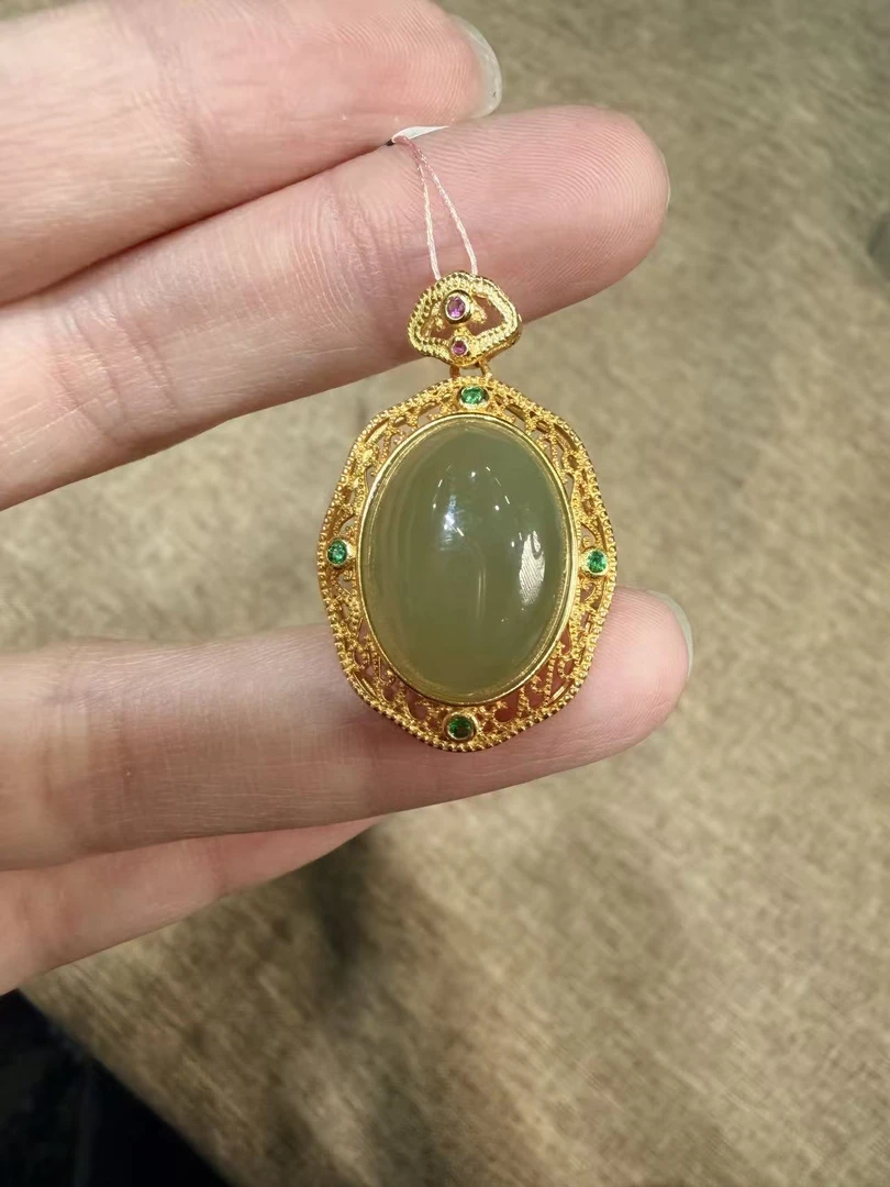 和田玉晴水蛋面全镶金吊坠