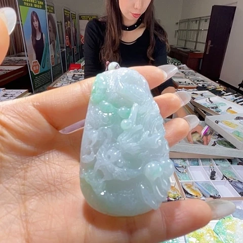 翡翠未镶嵌颈饰一个