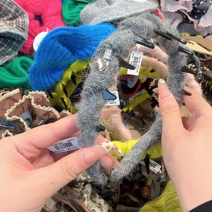 灰色爱心毛毛发箍