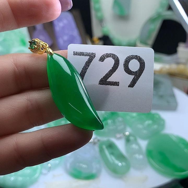 翡翠未镶嵌吊坠(赠链)