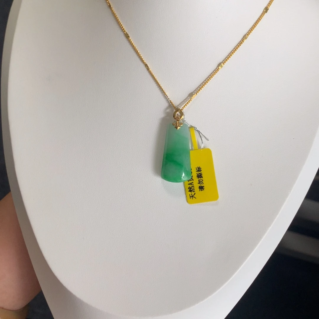 颈饰18K金镶嵌翡翠
