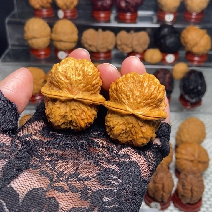 文玩核桃把件鬼脸铁蝴蝶23