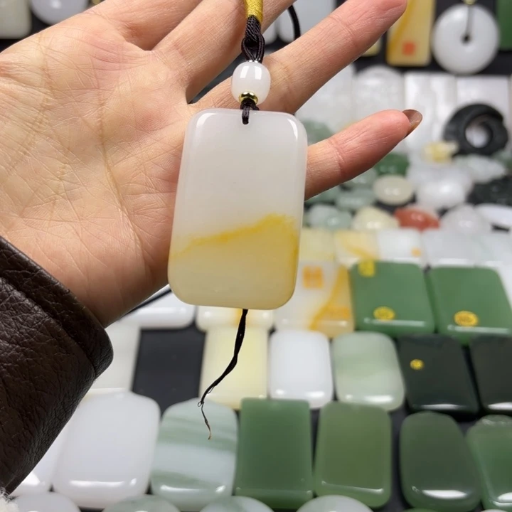 石英质玉（金丝玉）未镶嵌颈饰