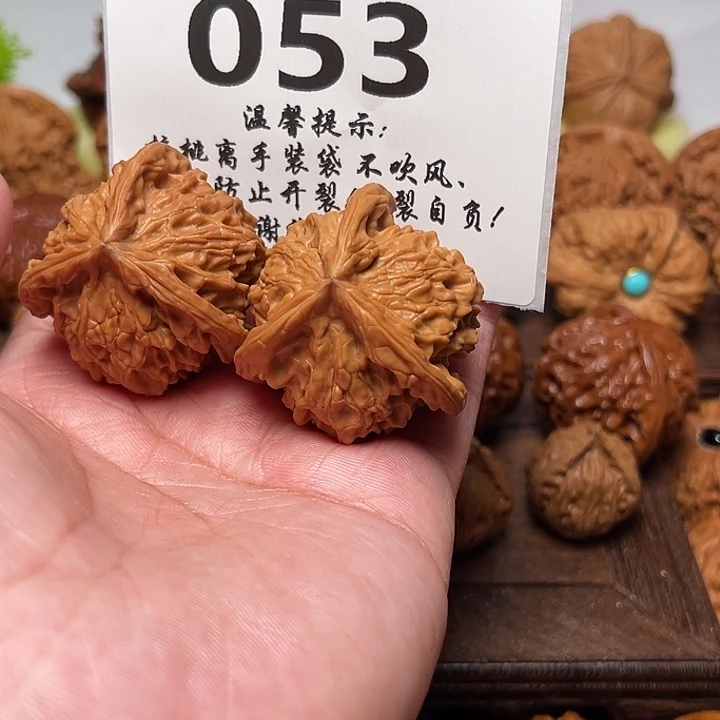 桃核把件盘山三棱。边38。 053