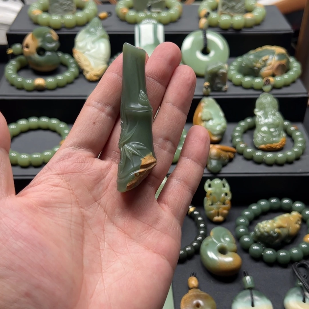 叙****颈饰未镶嵌岫岩河磨玉（透闪石质玉）