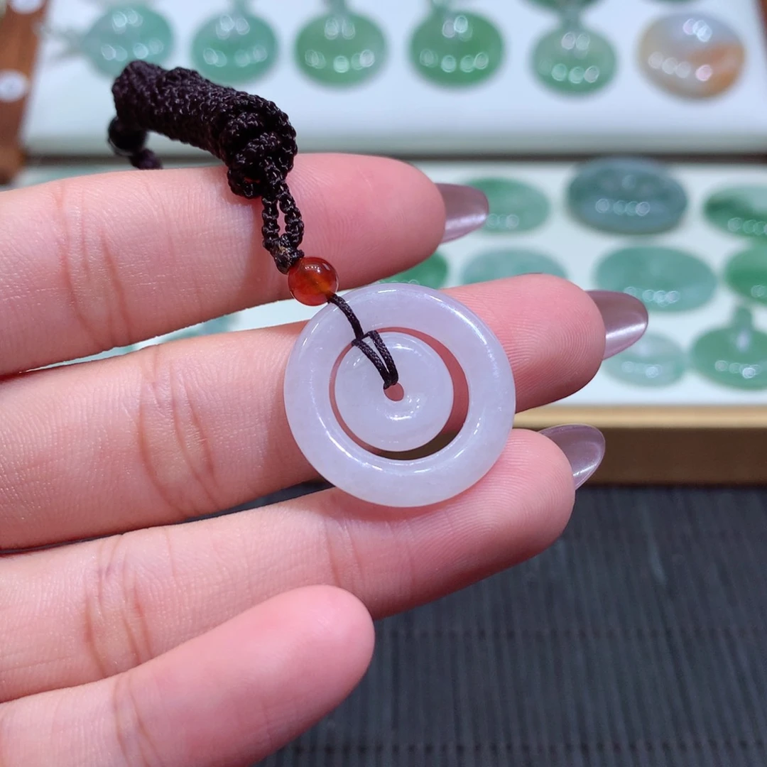 翡翠未镶嵌颈饰环环相连