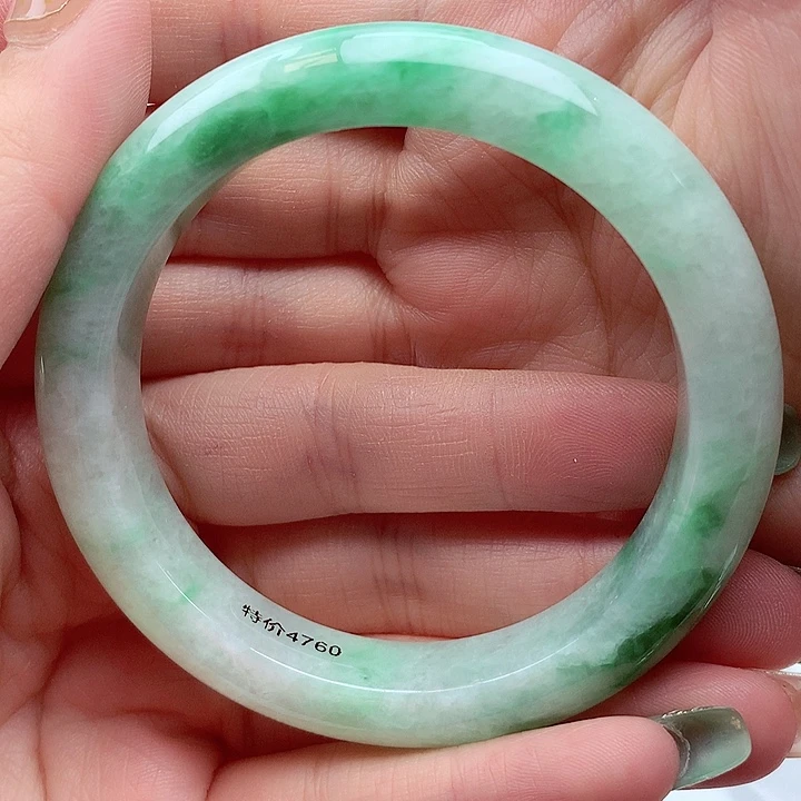 翡翠手镯未镶嵌翡翠