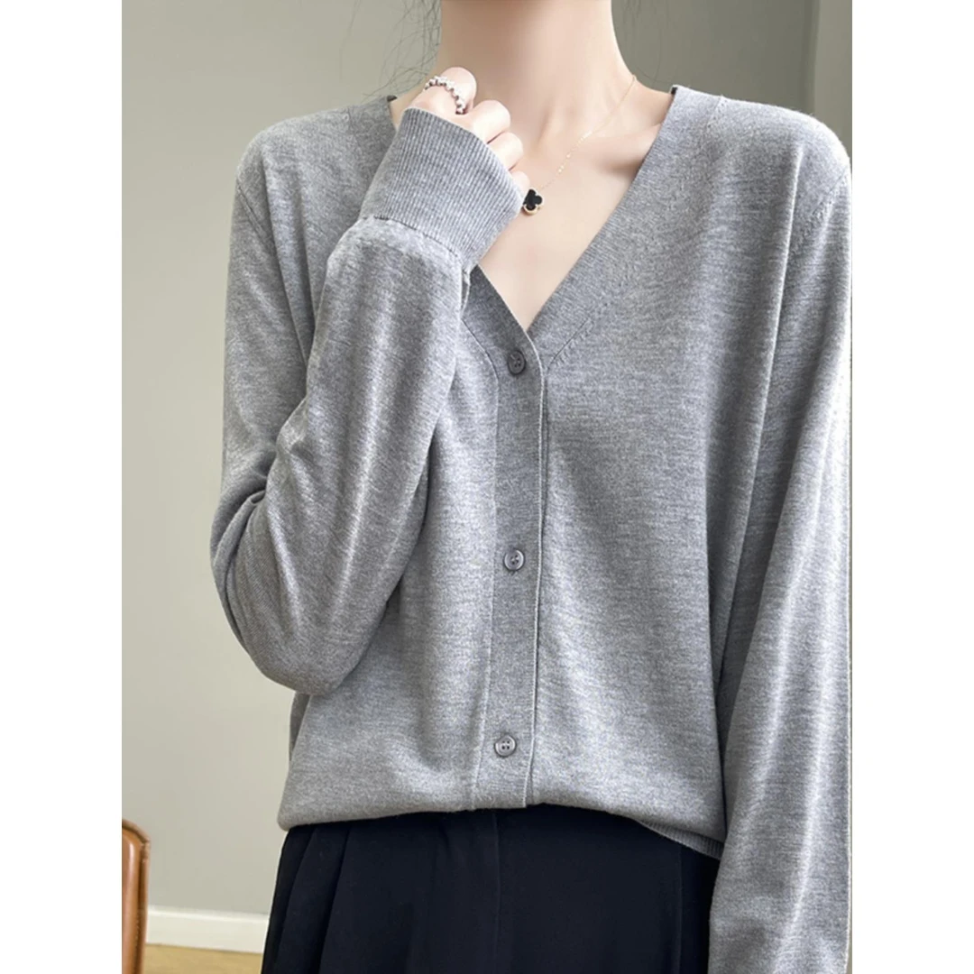 新款V领气质显瘦精纺羊毛针织开衫宽松大码洋气显瘦毛衣外搭外套