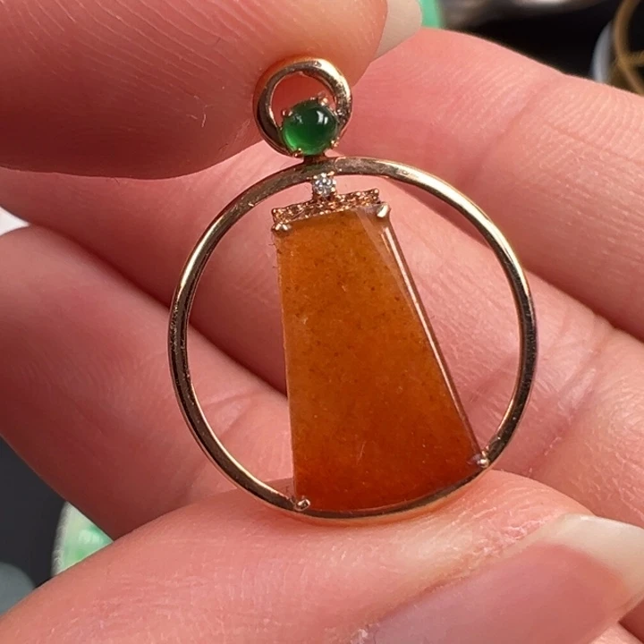 翡翠18K金镶嵌颈饰红翡无事牌吊坠