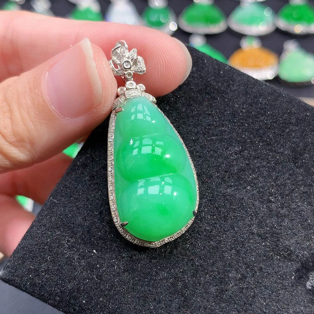 翡翠18K金镶嵌颈饰