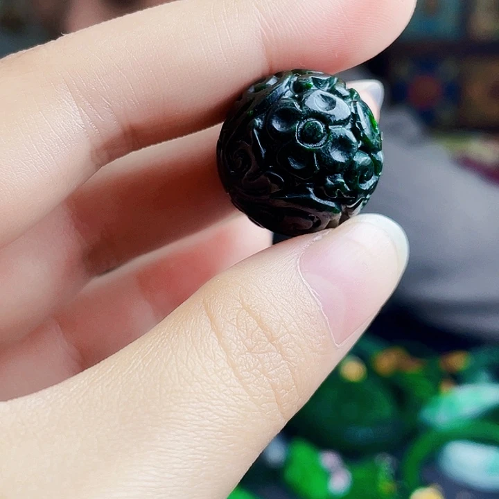 翡翠未镶嵌颈饰多样性