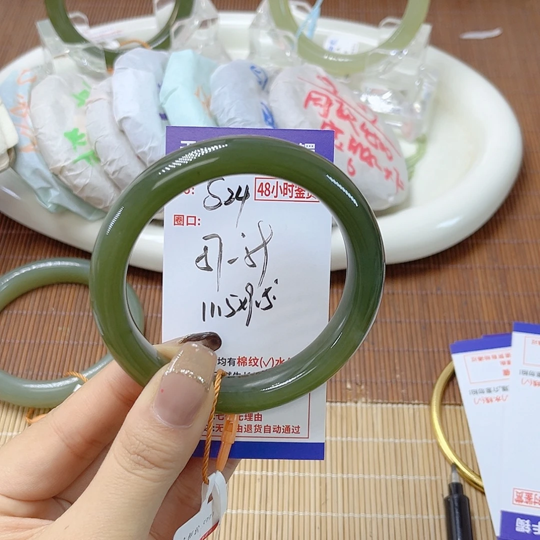 和田玉未镶嵌手镯