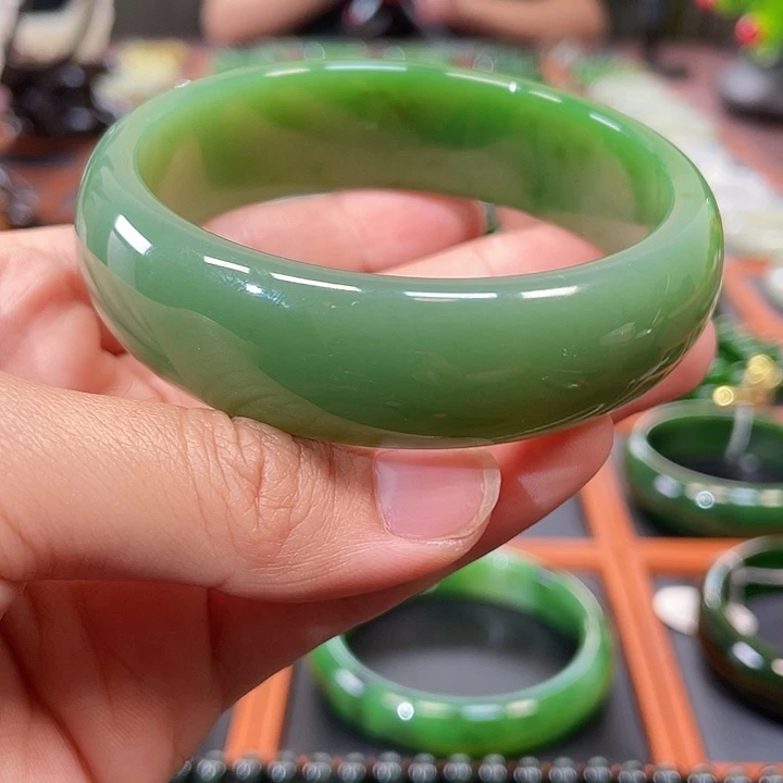 和田玉手镯未镶嵌肉低粉绿渐变轮胎4