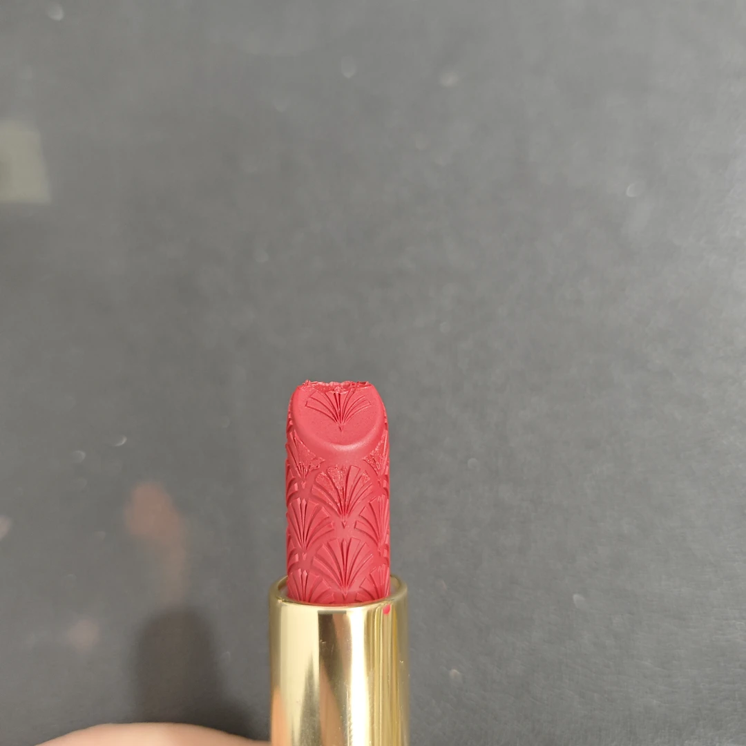 雅 金壳的口红#red velvet 瑕疵