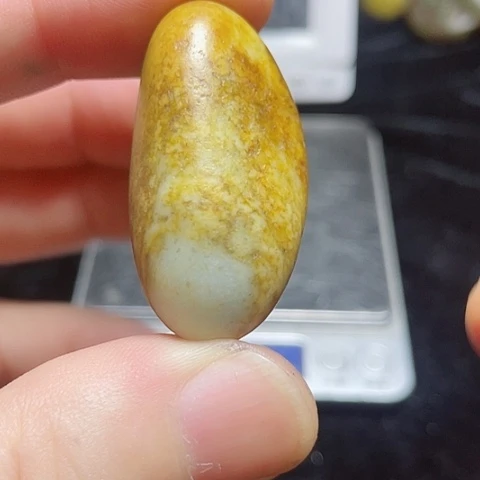 颈饰未镶嵌和田玉（糖玉）